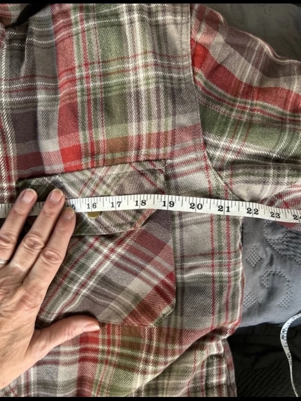 Men's Hooded Flannel Jacket with Quilted Lining and Four Pockets. Size Medium